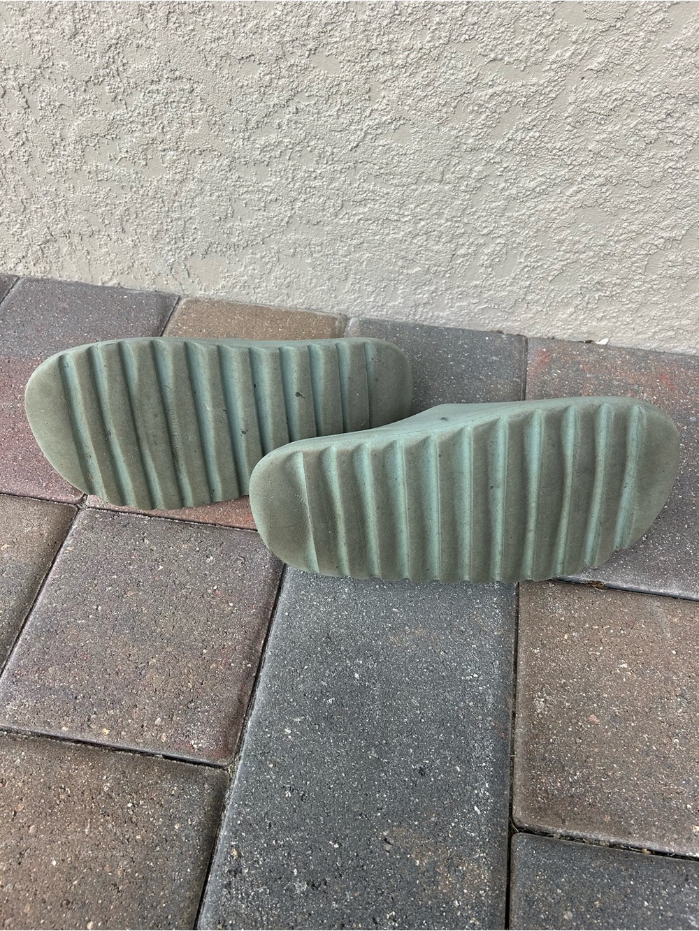 Yeezy Slides - Picture 3 of 3